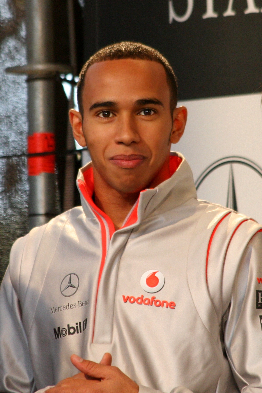 découvrez comment le pilote de formule 1 lewis hamilton fait face à la tristesse après un accident survenu lors d'une course au canada. plongez dans les détails de cet incident bouleversant et les répercussions sur sa carrière.
