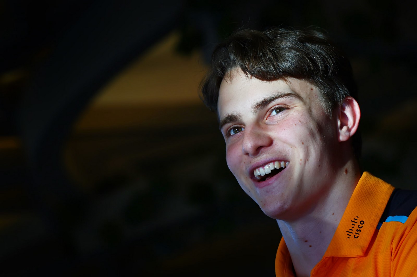 découvrez comment oscar piastri a marqué les esprits lors du grand prix d'espagne, affichant un talent exceptionnel et une performance remarquable qui ont captivé les fans de formule 1. revivez les moments forts de sa course et son ascension fulgurante dans le monde du sport automobile.