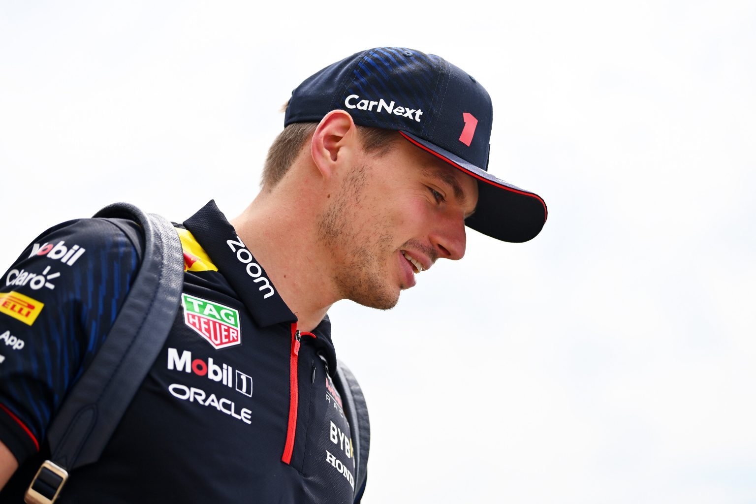découvrez comment red bull soutient max verstappen dans sa quête de victoire en formule 1. analyse des stratégies, de l'équipe et des performances qui font de verstappen un pilote d'exception.