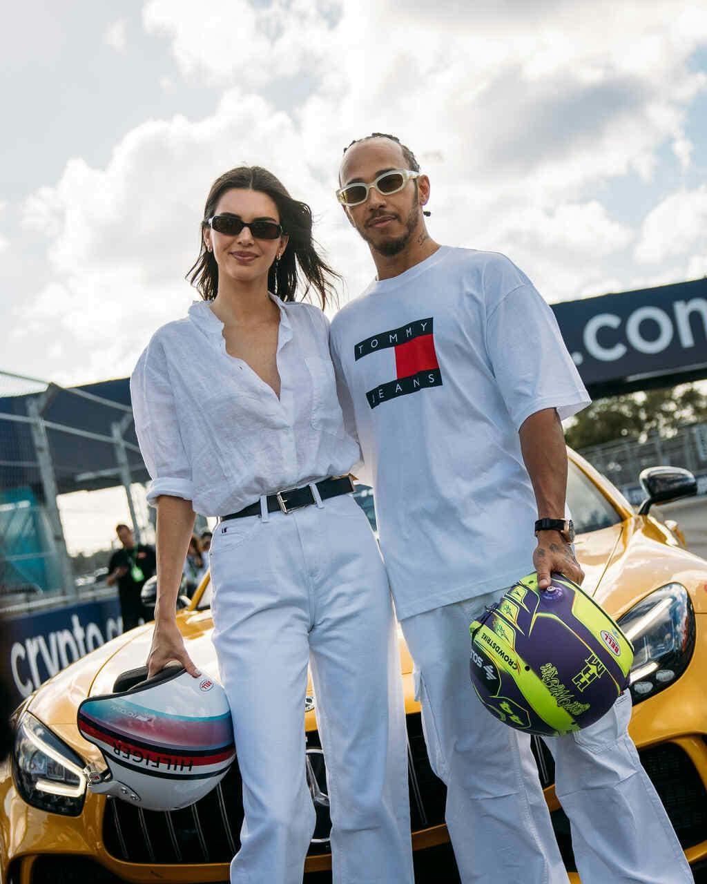 découvrez la collaboration entre tommy hilfiger et l'équipe cadillac f1, une union prestigieuse qui allie mode et performance automobile. explorez l'univers élégant de cette collection exclusive inspirée par le monde de la formule 1, alliant innovation, style et passion pour la vitesse.