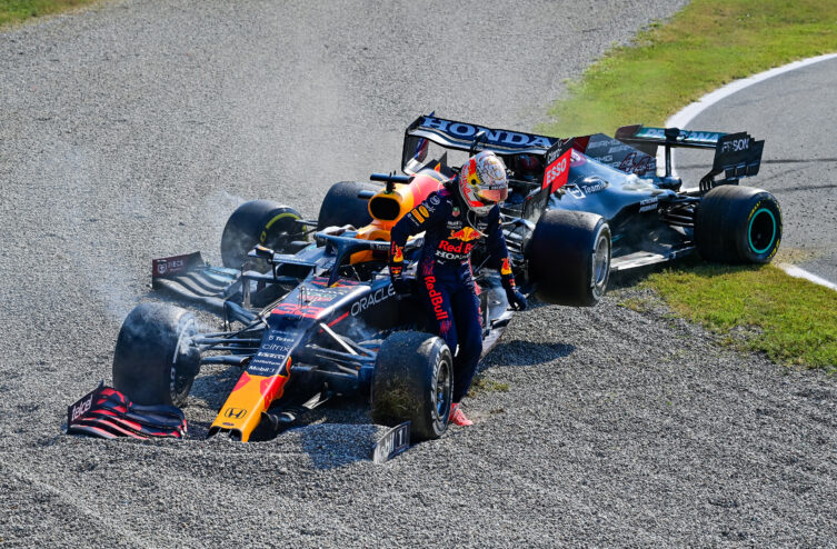 revivez le moment spectaculaire où max verstappen a attaqué george russell après un accrochage lors de la dernière course de formule 1. découvrez les détails de cet incident et les réactions des pilotes!