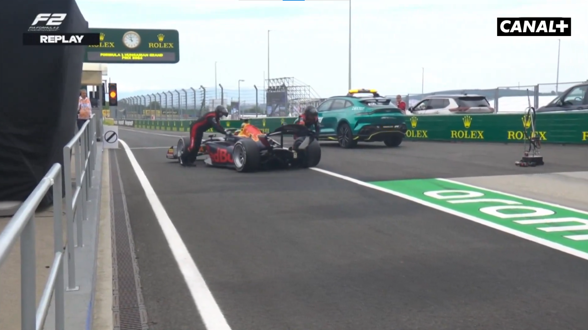 découvrez le bilan à mi-saison d'isack hadjar, jeune pilote prometteur, et plongez dans ses performances, résultats et perspectives pour le reste de l'année. analyse approfondie de son évolution dans le monde du sport automobile.