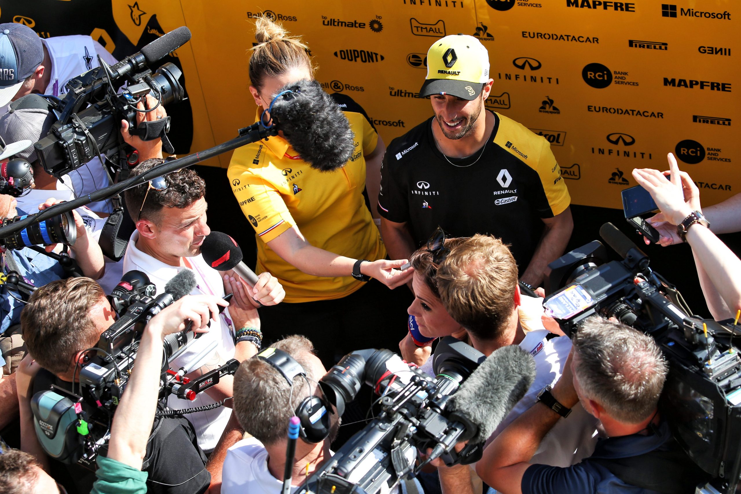 découvrez l'univers fascinant de la formule 1 à travers le prisme des médias. analysez l'impact de la couverture médiatique sur ce sport de haut niveau, des actualités aux reportages, en passant par les réseaux sociaux. plongez dans l'évolution des relations entre la formule 1 et les journalistes, et explorez comment les nouvelles technologies façonnent notre perception de cette discipline palpitante.