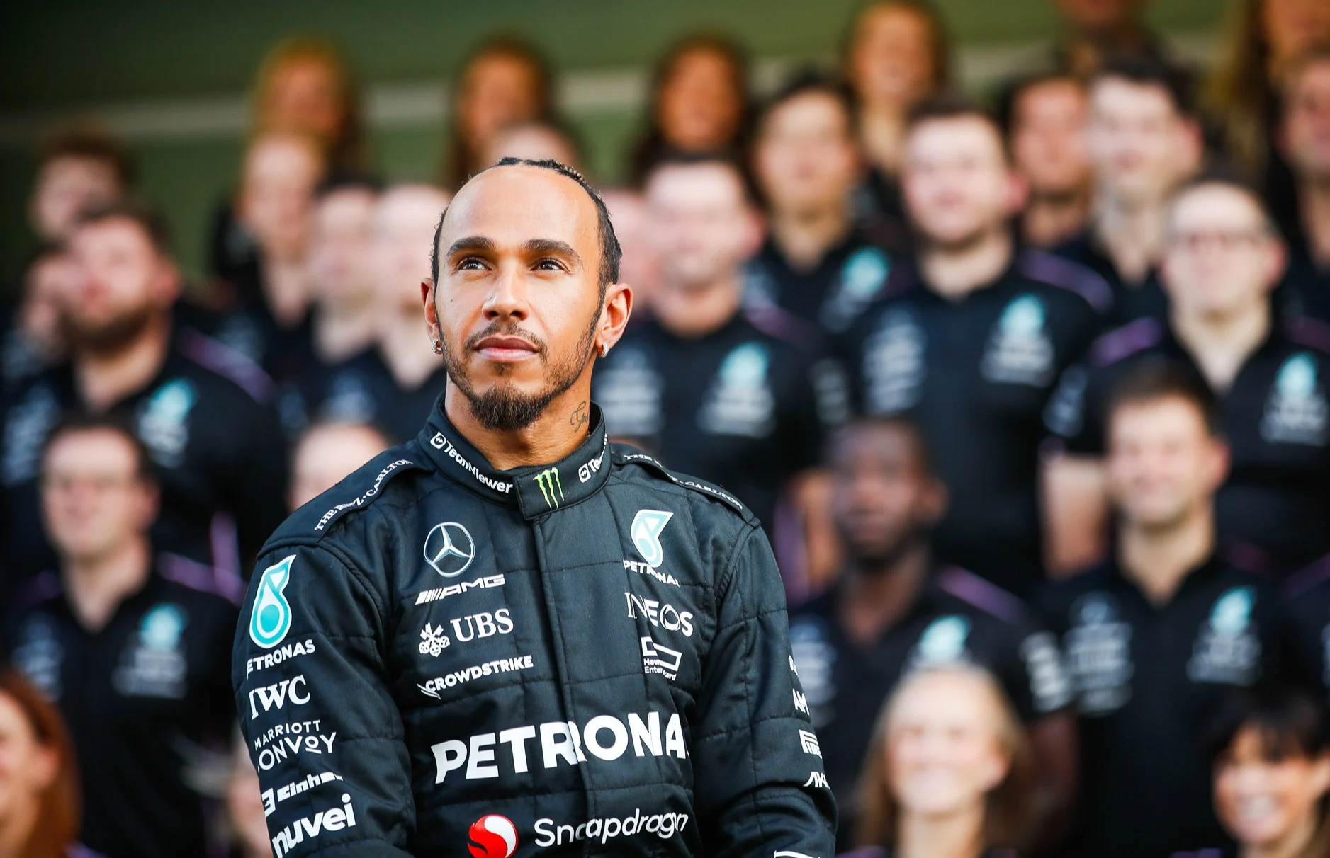 découvrez comment lewis hamilton a réalisé le meilleur temps lors des essais du grand prix de grande-bretagne, affirmant sa domination sur le circuit et suscitant l'excitation des fans pour la course à venir.
