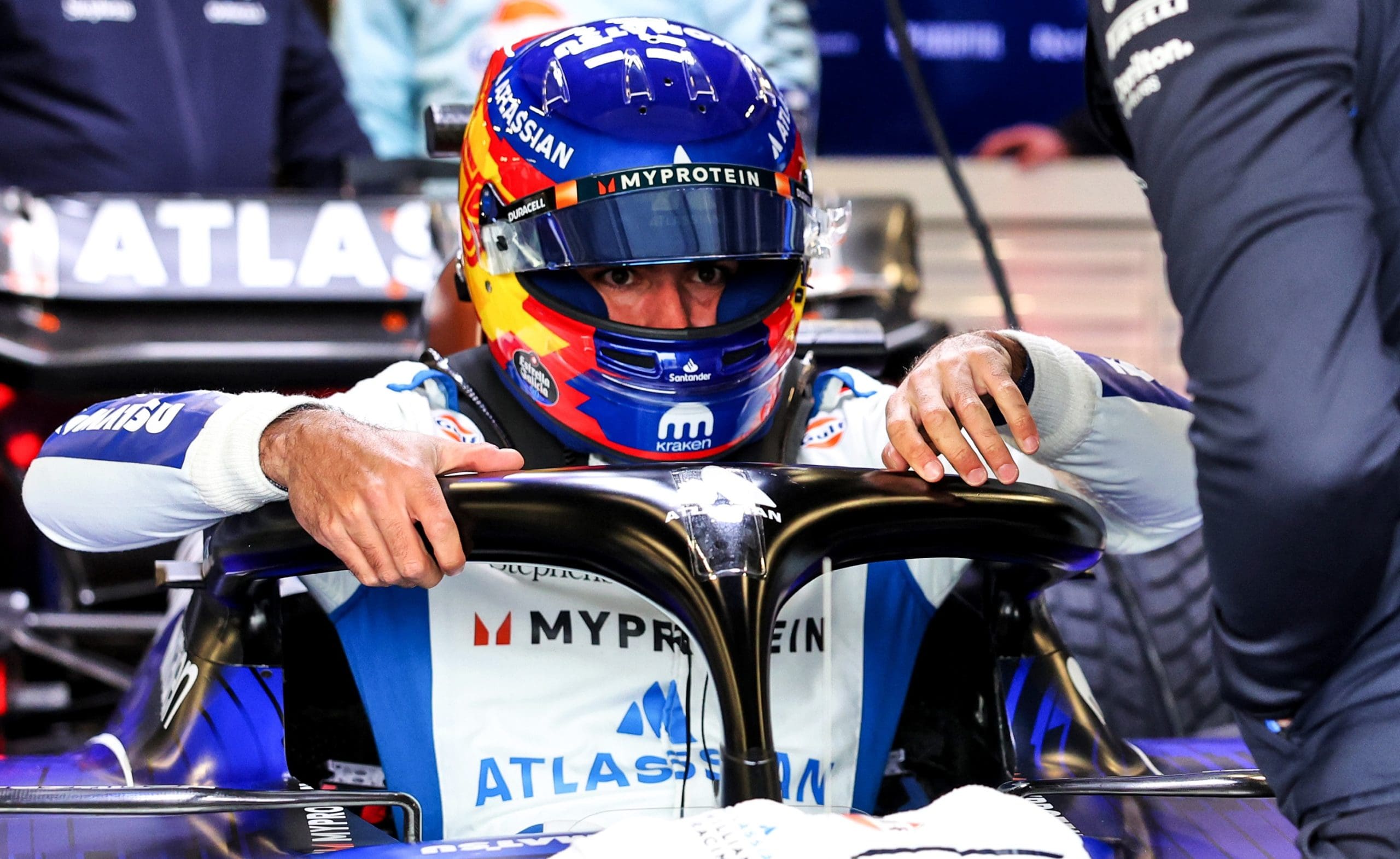 carlos sainz affiche son optimisme après son arrivée chez williams, espérant contribuer au renouveau de l'écurie en formule 1. découvrez ses ambitions et perspectives pour la saison à venir.