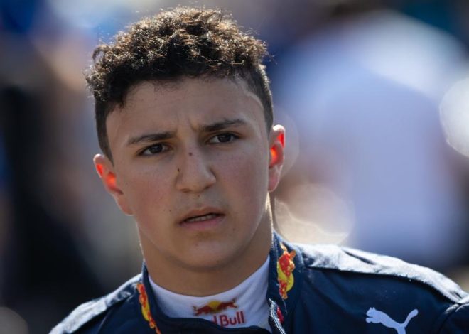 VIDÉO : Isack Hadjar célèbre son podium aux Pays-Bas, mais le trophée se brise lors de la fête !