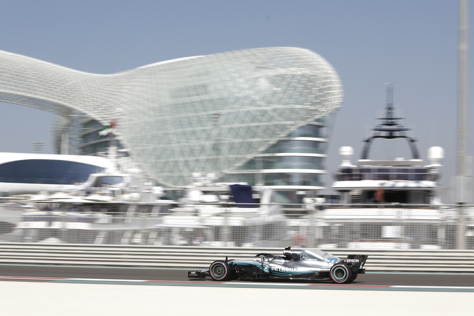 découvrez les enjeux majeurs et les scénarios clés avant la dernière course de formule 1 à abu dhabi, où tout peut encore basculer pour le championnat.