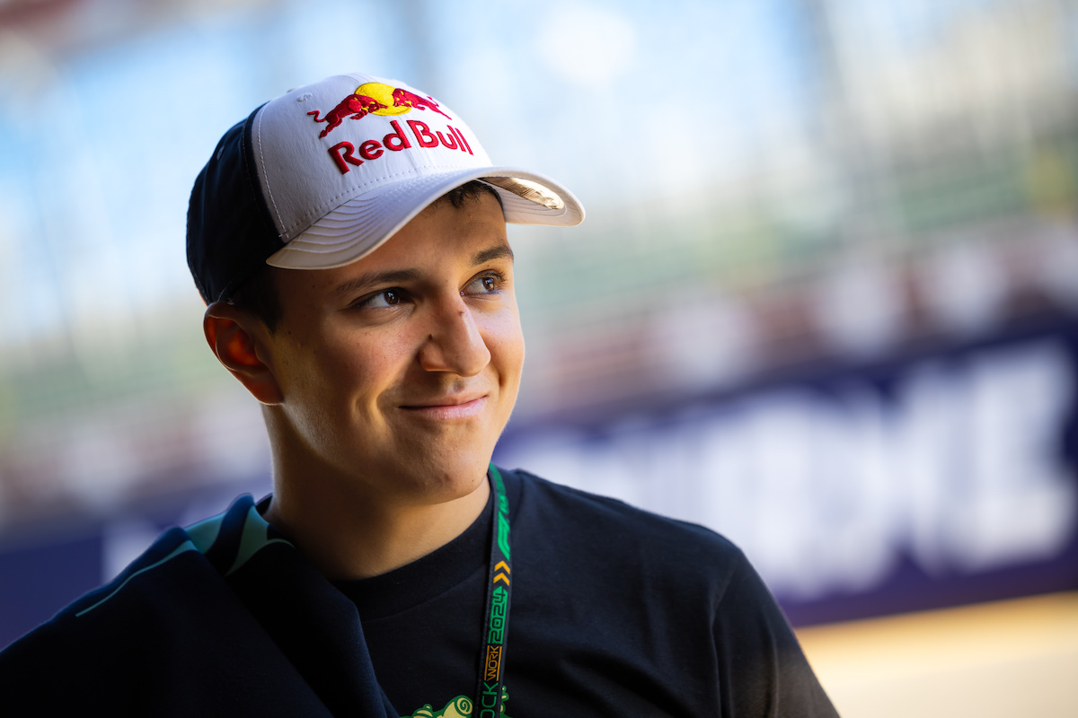 isack hadjar reconnaît un écart de performance lors du gp de las vegas en f1, analysant les défis rencontrés et les pistes d'amélioration pour les prochaines courses.