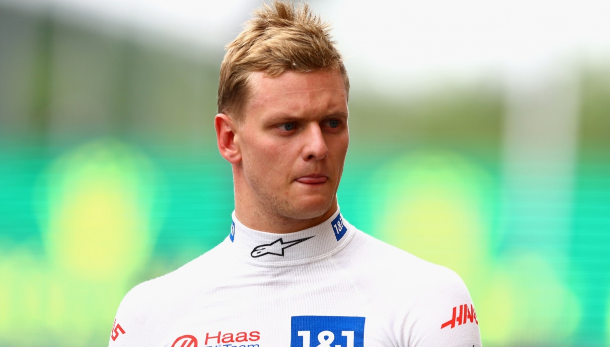 découvrez le revers inattendu de mick schumacher et les impacts sur sa carrière de pilote de course.