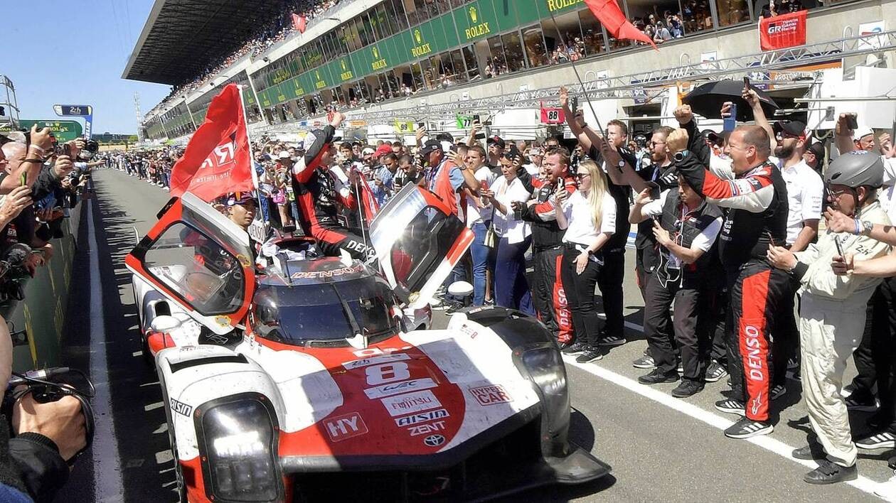 découvrez l'hommage rendu à hans herrmann, pilote légendaire des 24 heures du mans, et revivez ses exploits inoubliables sur le célèbre circuit.