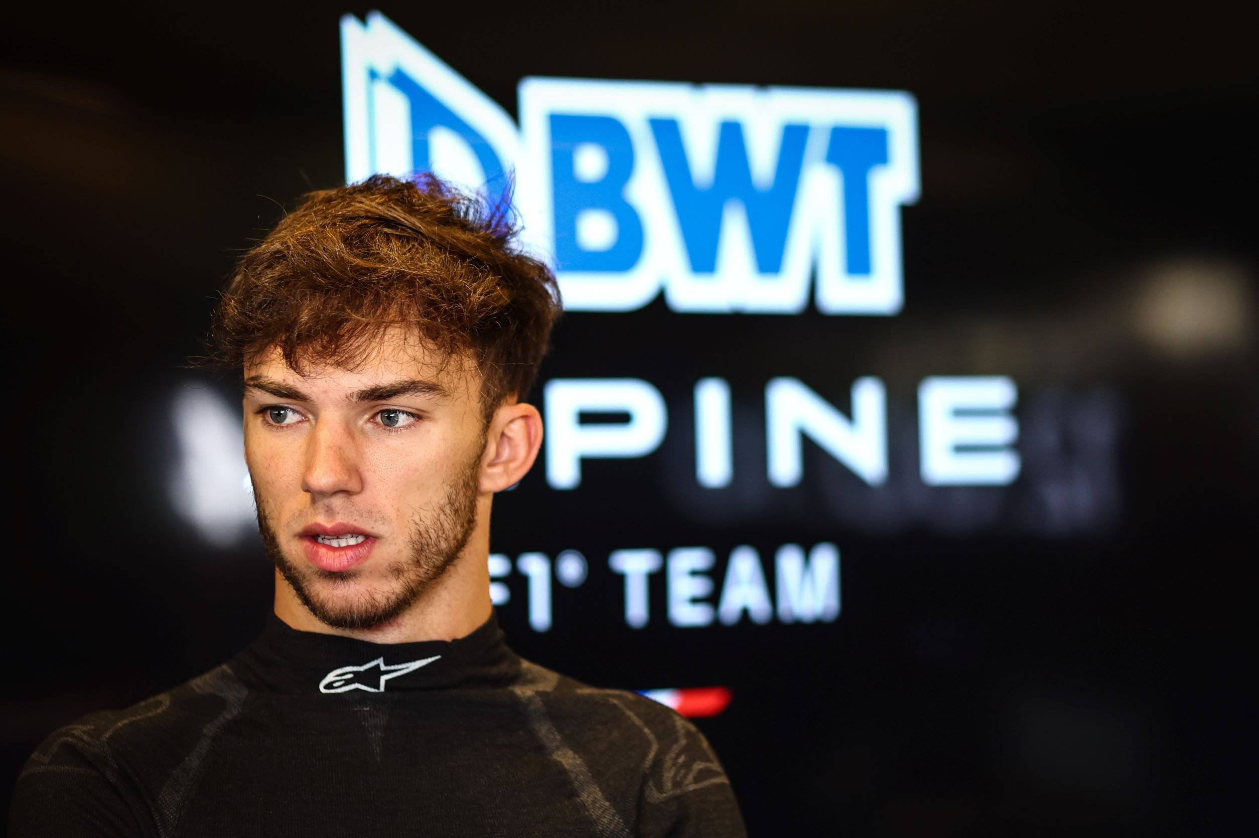 découvrez pourquoi pierre gasly en veste ferrari suscite la polémique dans le monde de la f1 et les réactions des fans.