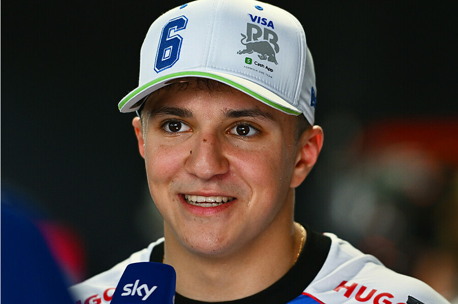 Essais de pré-saison : Isack Hadjar évoque le défi Verstappen avec humour et lucidité