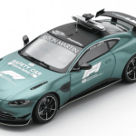 découvrez comment aston martin abandonne la safety car en f1, tandis que mercedes continue son rôle emblématique depuis 30 ans.