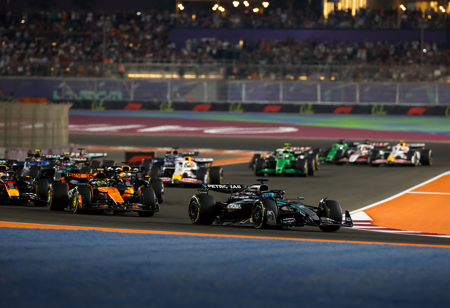 le bruit intense de la f1 inquiète les fans, mais les pilotes rassurent sur la sécurité et l'expérience de course.