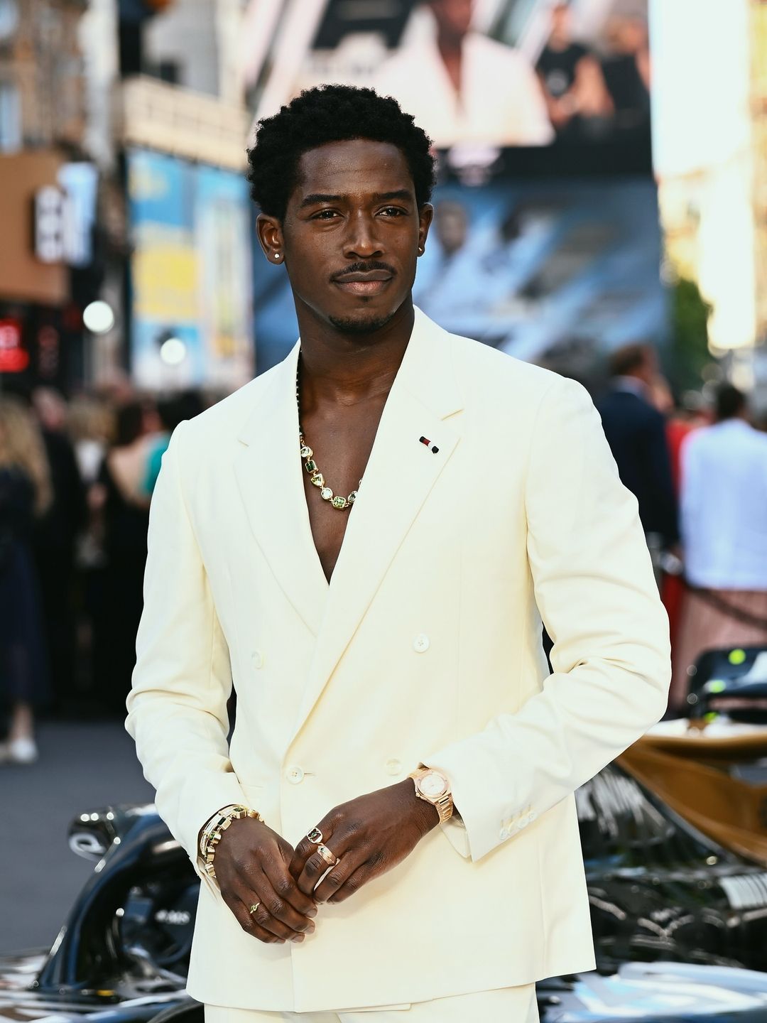 découvrez damson idris, ambassadeur officiel de la f1, combinant talent d'acteur et passion pour la formule 1.
