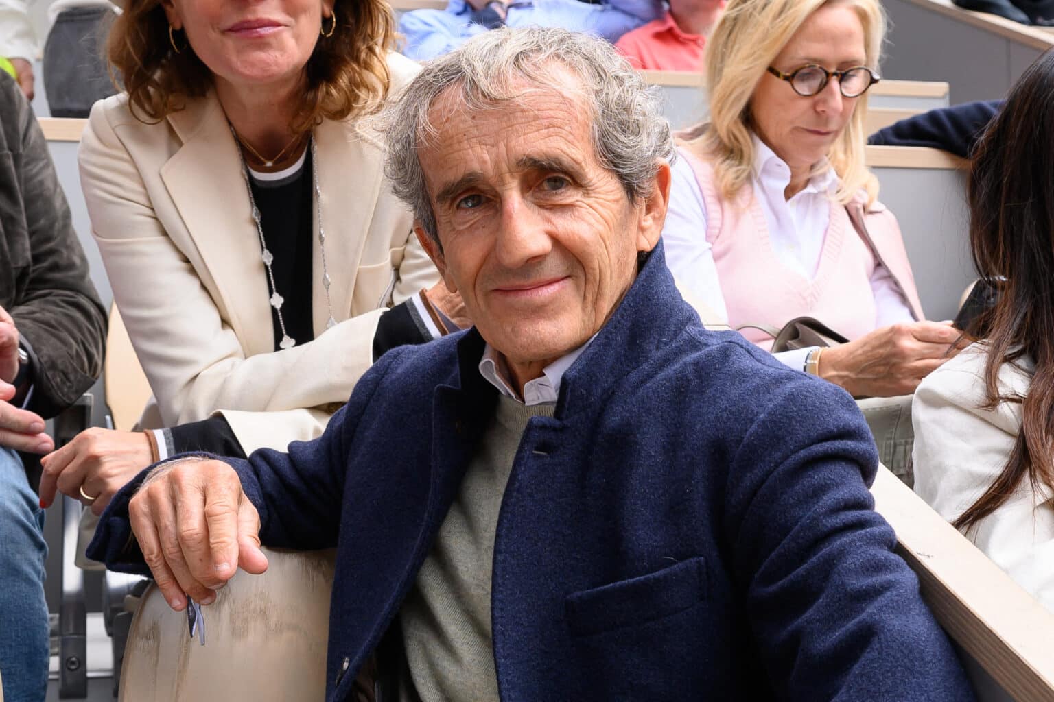 découvrez comment hadjar aborde avec humour le défi lancé par verstappen, entre passion et légèreté.