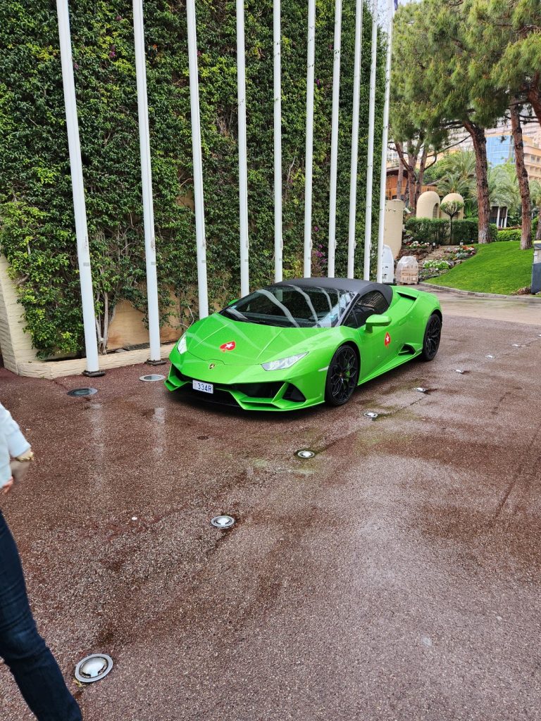 revivez le moment spectaculaire où une voiture indycar dépasse une f1 lors de la célèbre course de monaco, une performance inattendue qui a surpris les fans de sport automobile.