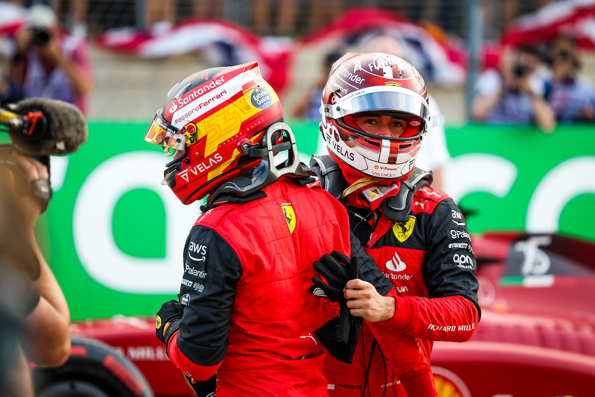 découvrez comment leclerc et sainz ont ralenti l'adoption d'un format f1 controversé, suscitant débats et réactions dans le monde de la course automobile.