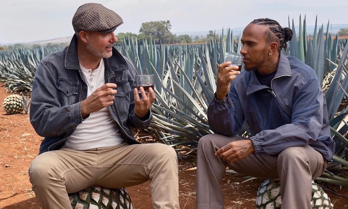 découvrez la nouvelle tequila sans alcool lancée par lewis hamilton aux états-unis, une boisson innovante alliant saveur et sobriété.