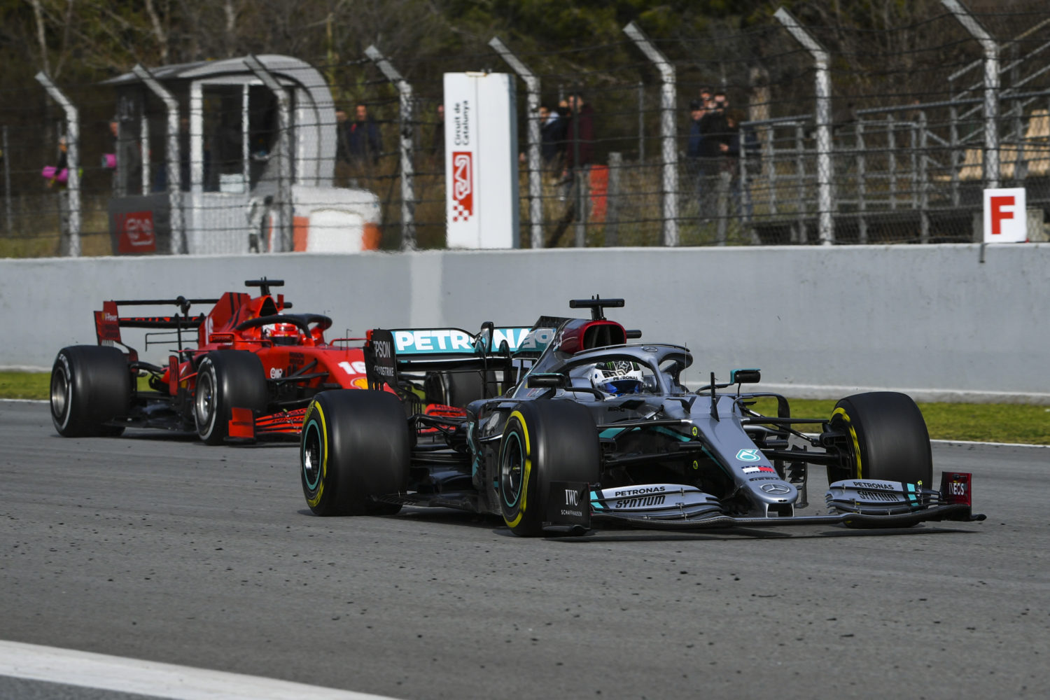 suivez les résultats des essais f1 à barcelone avec la hiérarchie complète des pilotes, mettant en lumière la performance d'ocon et des autres concurrents.