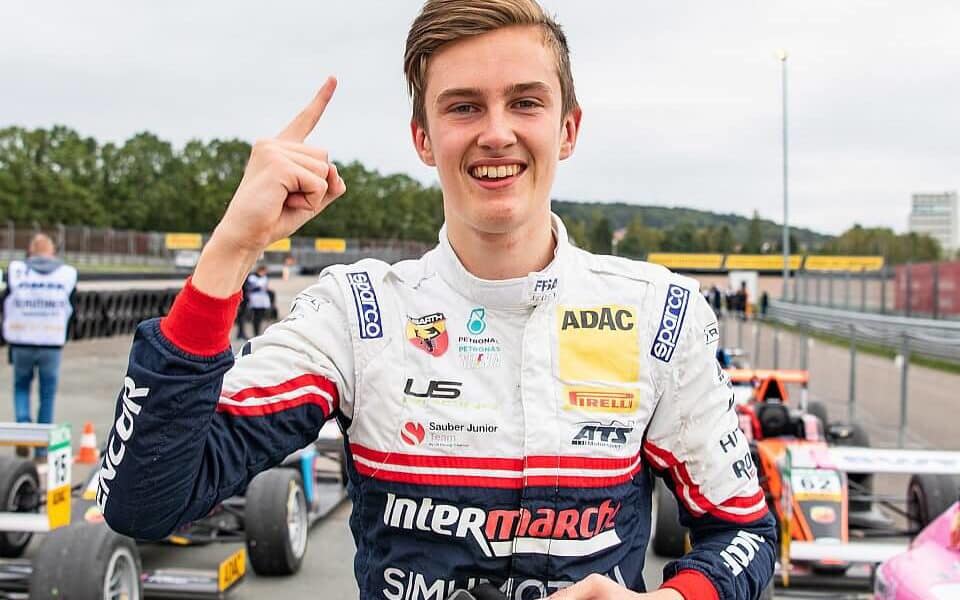 découvrez l'arrivée de théo pourchaire chez mercedes en tant que pilote de développement, une étape clé pour sa carrière en sport automobile.