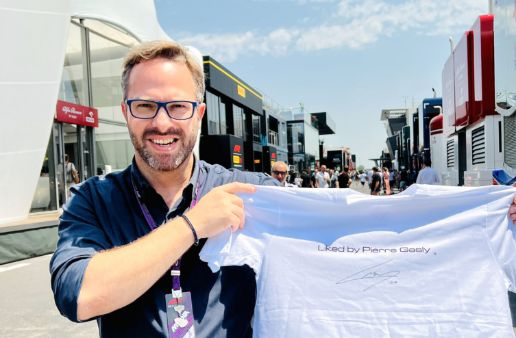 F1 : Julien Fébreau, la voix emblématique, prendra le volant d&rsquo;une Formule 1 lors du Grand Prix de France Historique !