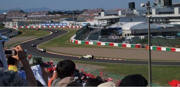 l'accident survenu lors du grand prix du japon soulève des questions majeures sur le règlement 2026 de la formule 1, incitant à une réévaluation des règles pour assurer sécurité et équité.