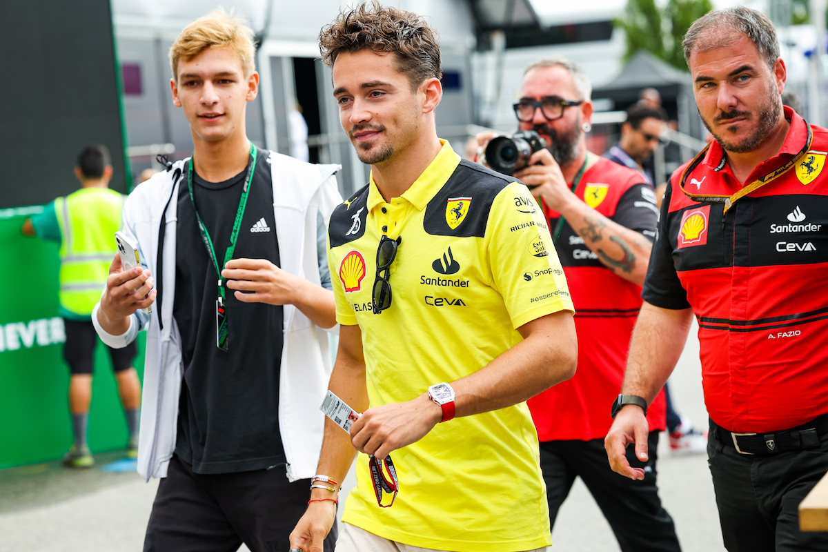 découvrez comment antonelli a dominé la course au japon tandis que leclerc a brillamment décroché une place sur le podium. résumé complet et analyses dès maintenant.