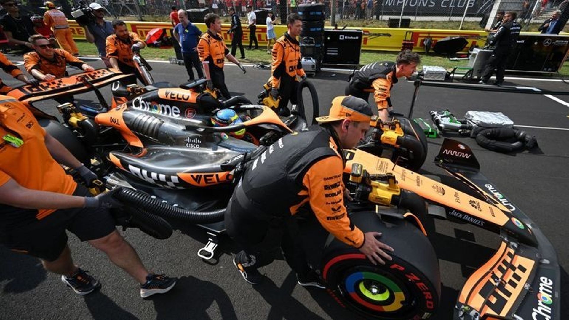 découvrez la colère des pilotes de f1 face au nouveau règlement 2026 suite à l'accident d'oliver, et les réactions attendues dans le paddock.