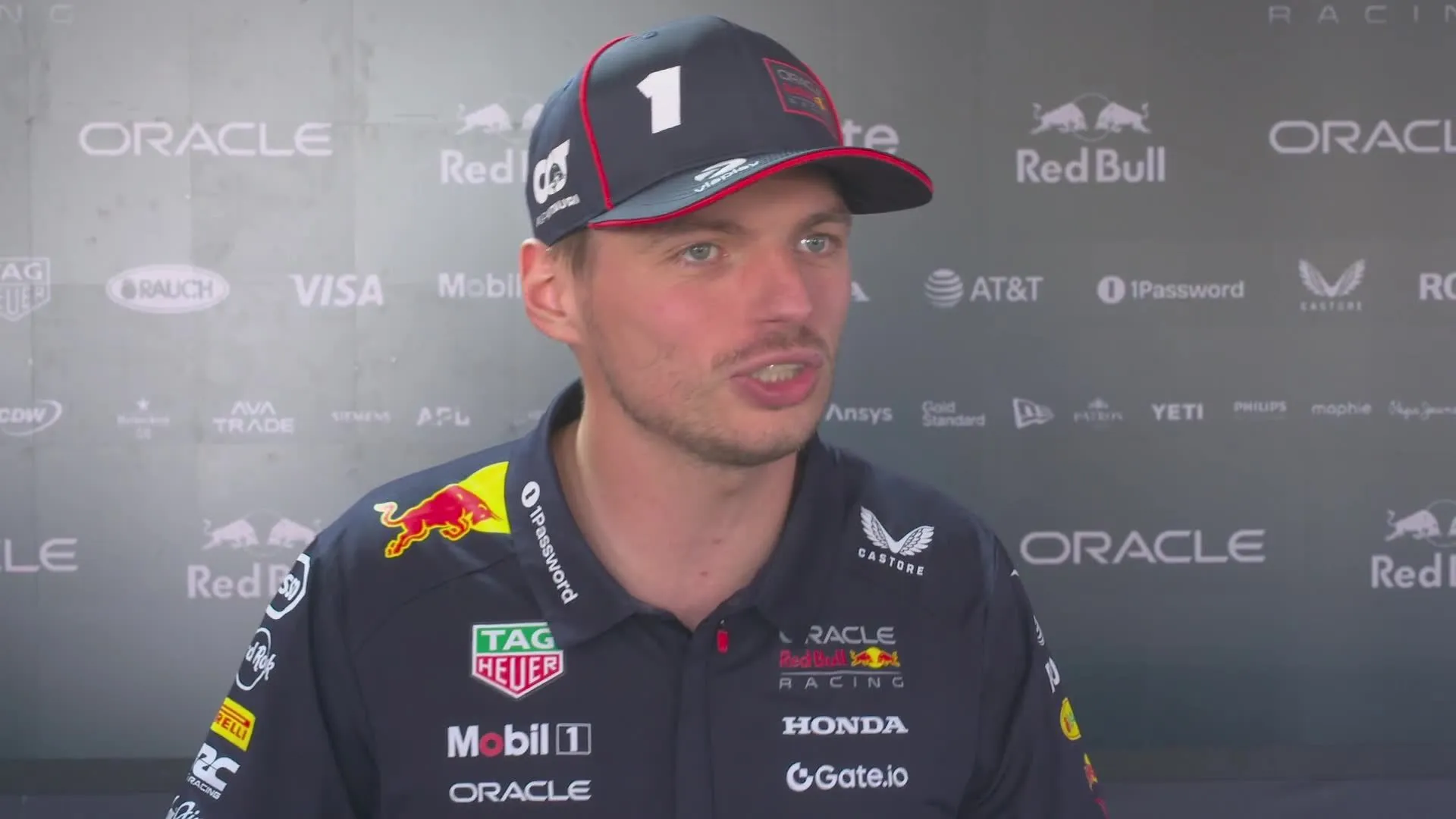 un ancien pilote de formule 1 critique vivement max verstappen au sujet des nouvelles règles prévues pour la saison 2026, exprimant ses réserves et préoccupations.