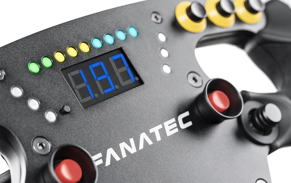 fanatec renouvelle son alliance avec la f1 et innove avec des technologies de simulation de course de pointe pour offrir une expérience immersive aux passionnés.