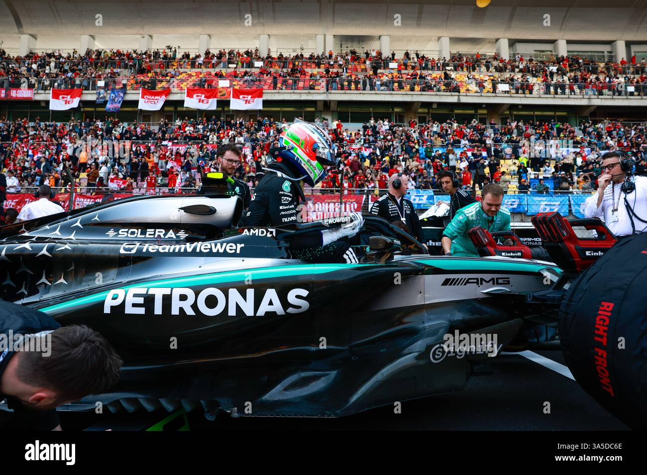 revivez la domination impressionnante de mercedes à shanghai avec la performance remarquable d'antonelli en formule 1. analyse, résultats et moments forts.