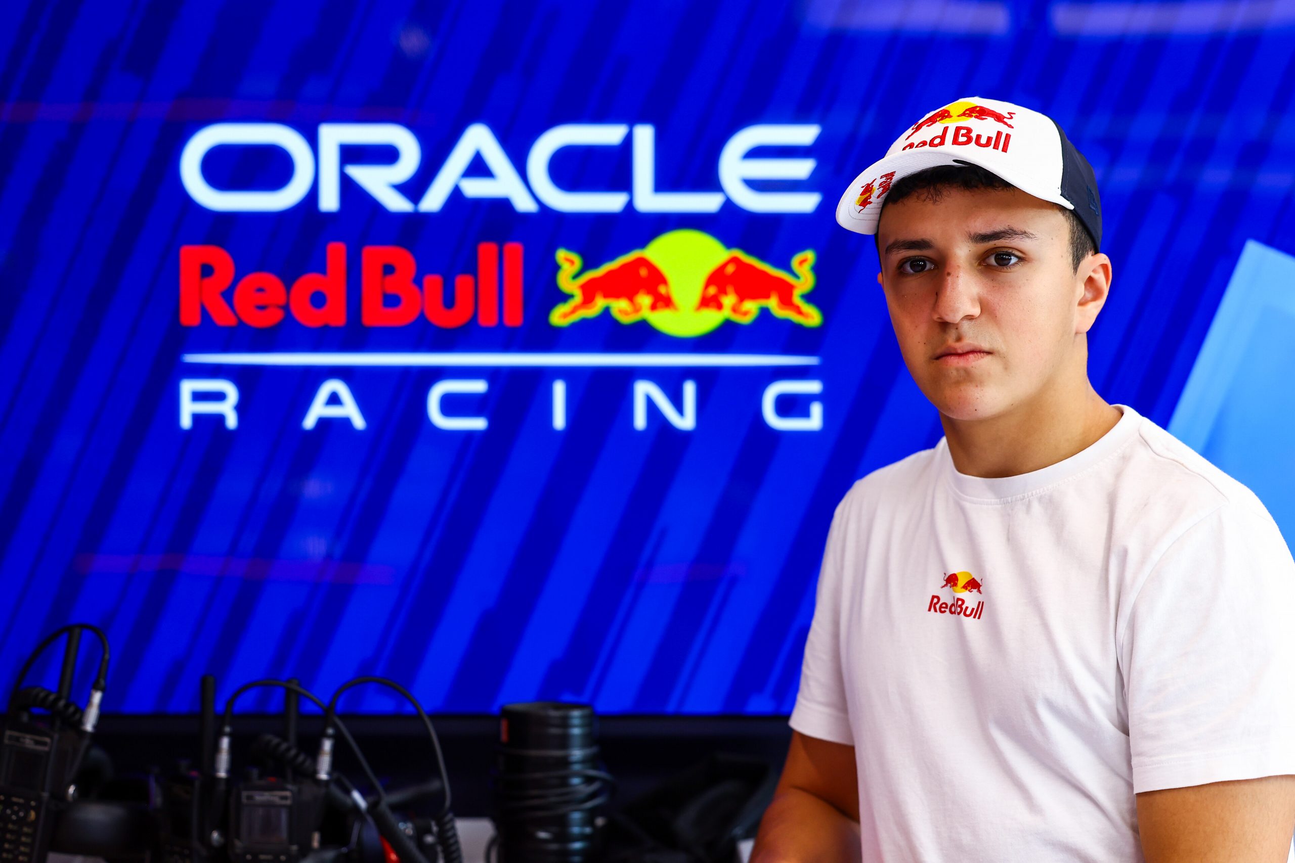 découvrez le parcours de hadjar chez red bull en formule 1, avec trois pilotes français en piste, et l’étoile montante lindblad qui illumine la compétition.