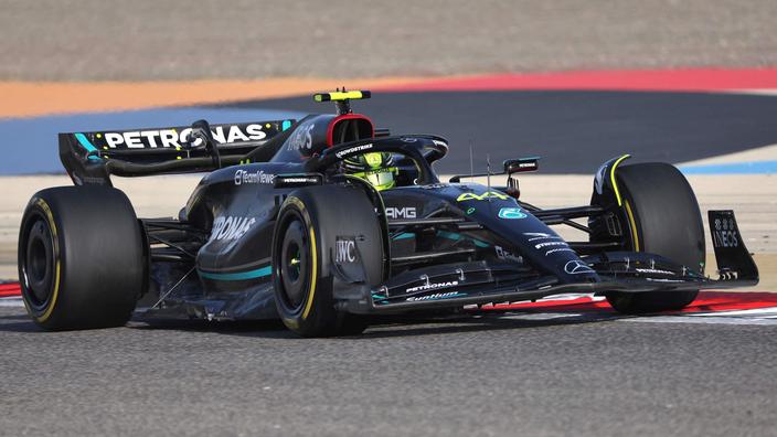 découvrez un spectacle unique de formule 1 avec trois monoplaces filant à 320 km/h, pour une expérience de vitesse et d'adrénaline exceptionnelle.