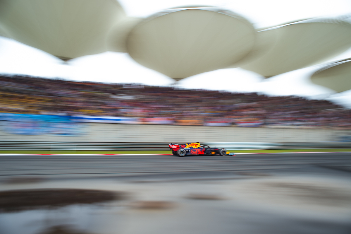 suivez le grand prix de chine de formule 1 en direct avec les chaînes de diffusion et les horaires exacts pour ne rien manquer de la course.