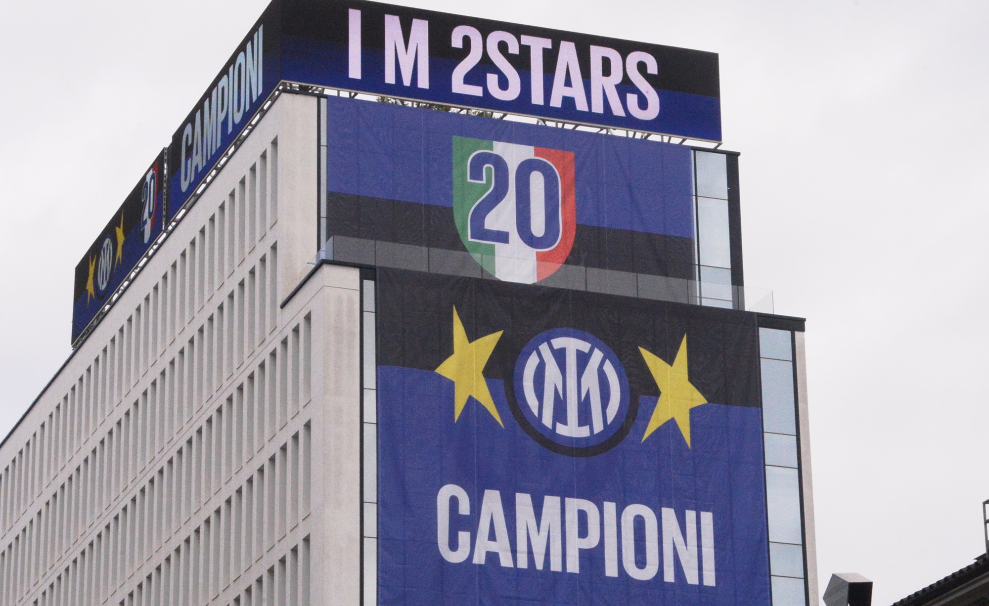 découvrez pourquoi l'inter milan considère le scudetto comme un impératif national, explorant les enjeux et la détermination du club à conquérir le titre.