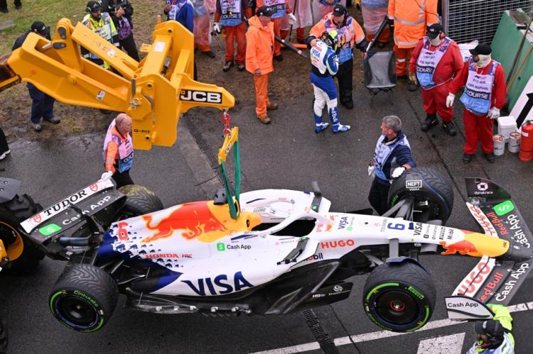découvrez comment leclerc domine les essais en australie tandis que hadjar se révèle prometteur pour la saison à venir.
