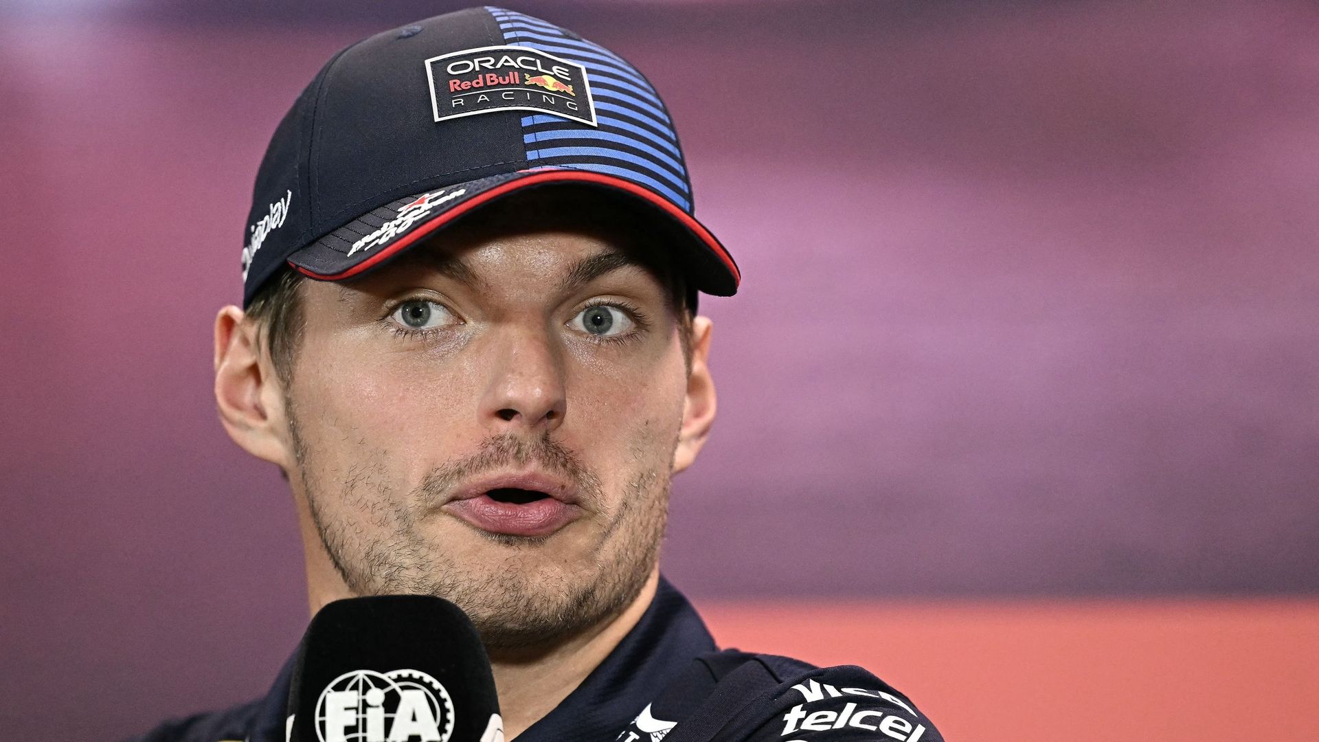 découvrez les critiques ironiques de max verstappen sur la f1 en 2026 et ce que cela signifie pour l'avenir du sport automobile.