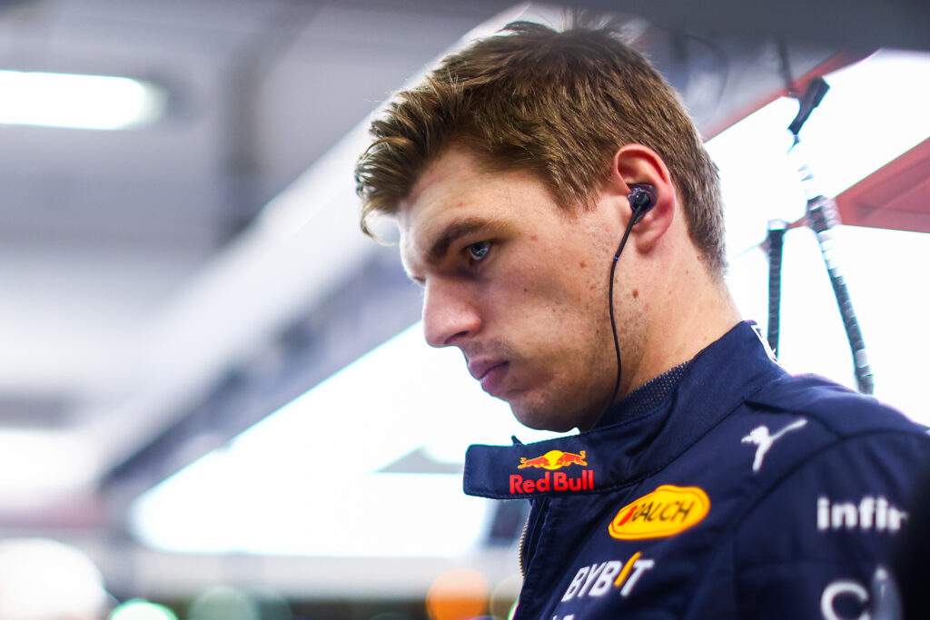 revivez le moment où max verstappen dérape en qualifications, impactant sa performance et le déroulement du championnat.