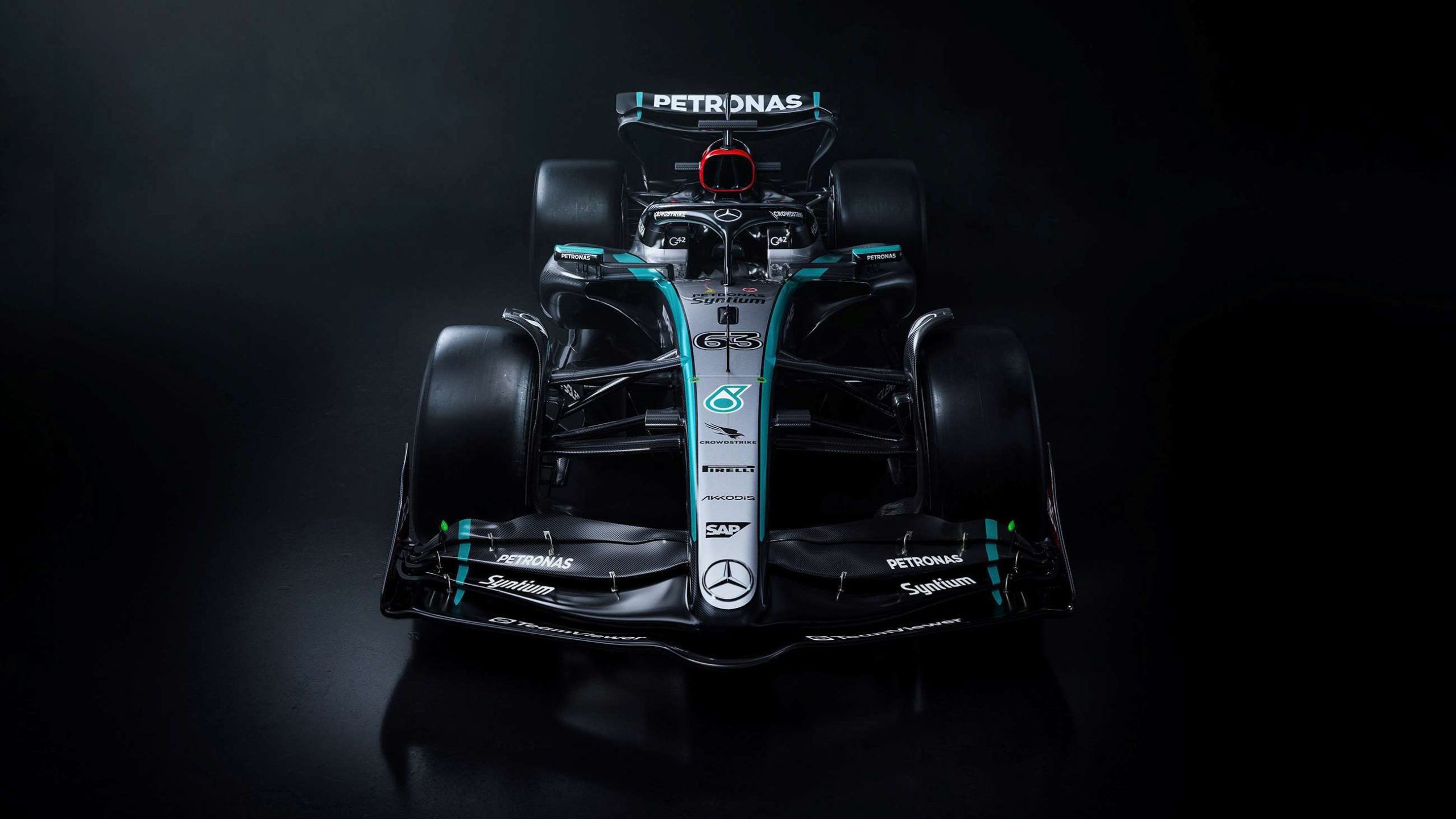 découvrez comment mercedes se prépare à dominer la saison 2024 de formule 1 avec des innovations majeures et une équipe renforcée.