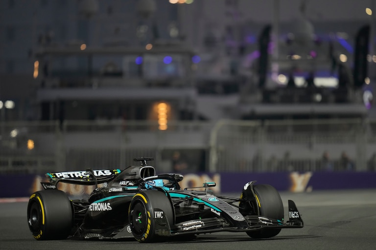 russell impressionne en étant le plus rapide lors des premiers essais libres, montrant un excellent rythme et promettant une compétition intense.