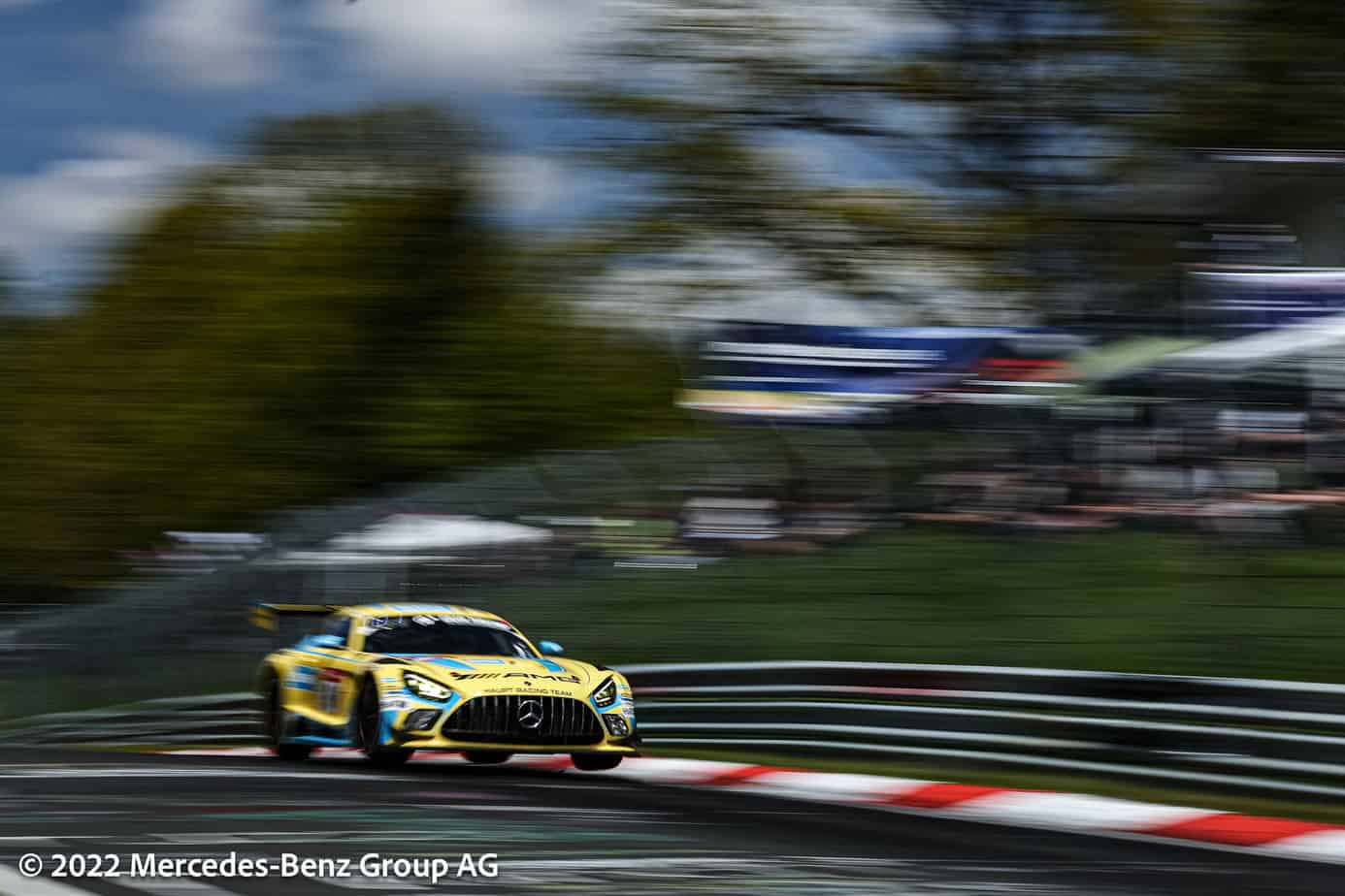 découvrez comment verstappen fait ses débuts aux 24h du nürburgring au volant d'une mercedes, prêt à relever ce défi emblématique de l'endurance automobile.