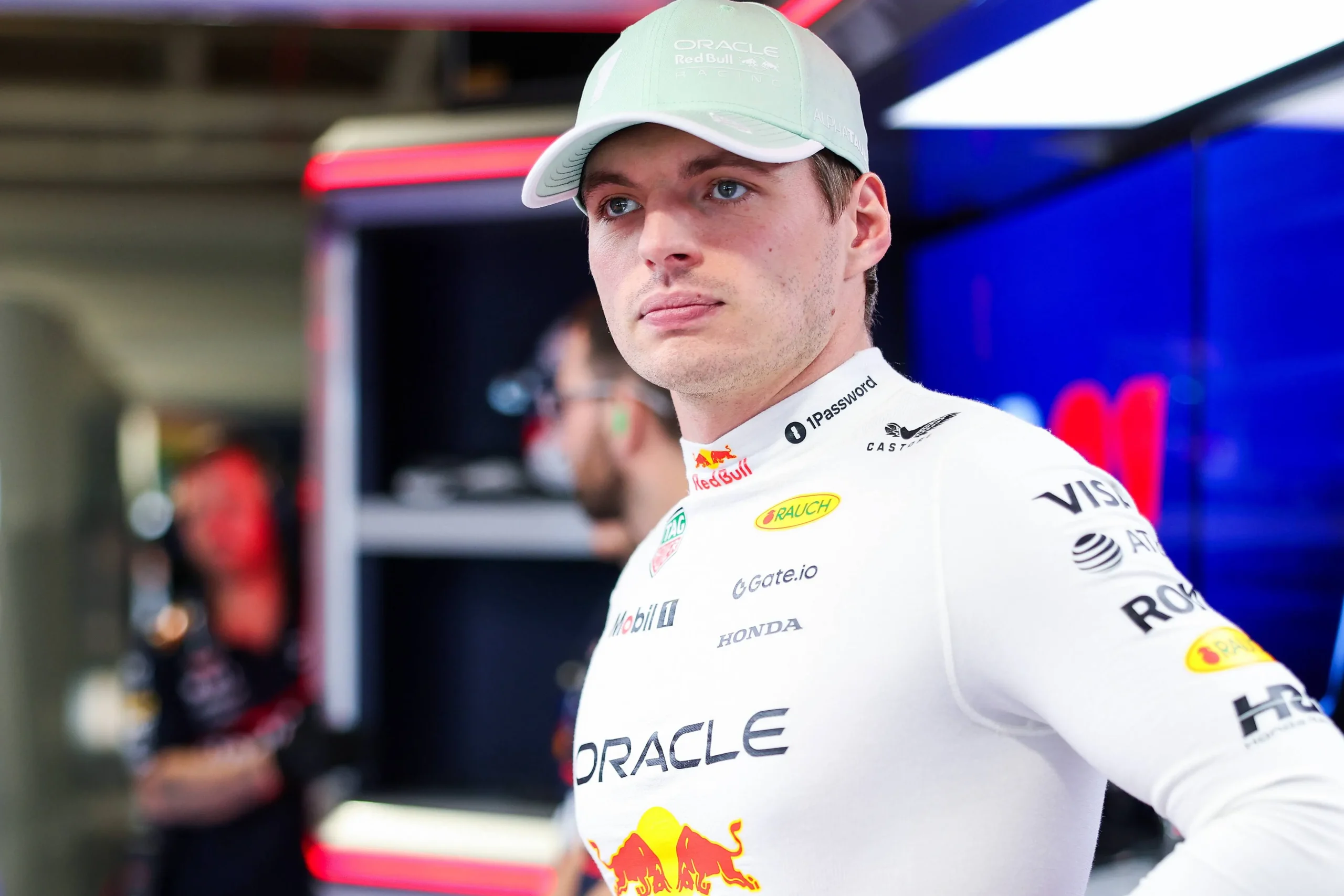 Formule 1 : Verstappen illumine Miami avec un casque rose, tandis que Racing Bulls innove en jaune