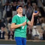découvrez comment jannik sinner est devenu le numéro 1 mondial lors de son incroyable performance à monaco. suivez son parcours et ses exploits en tennis.