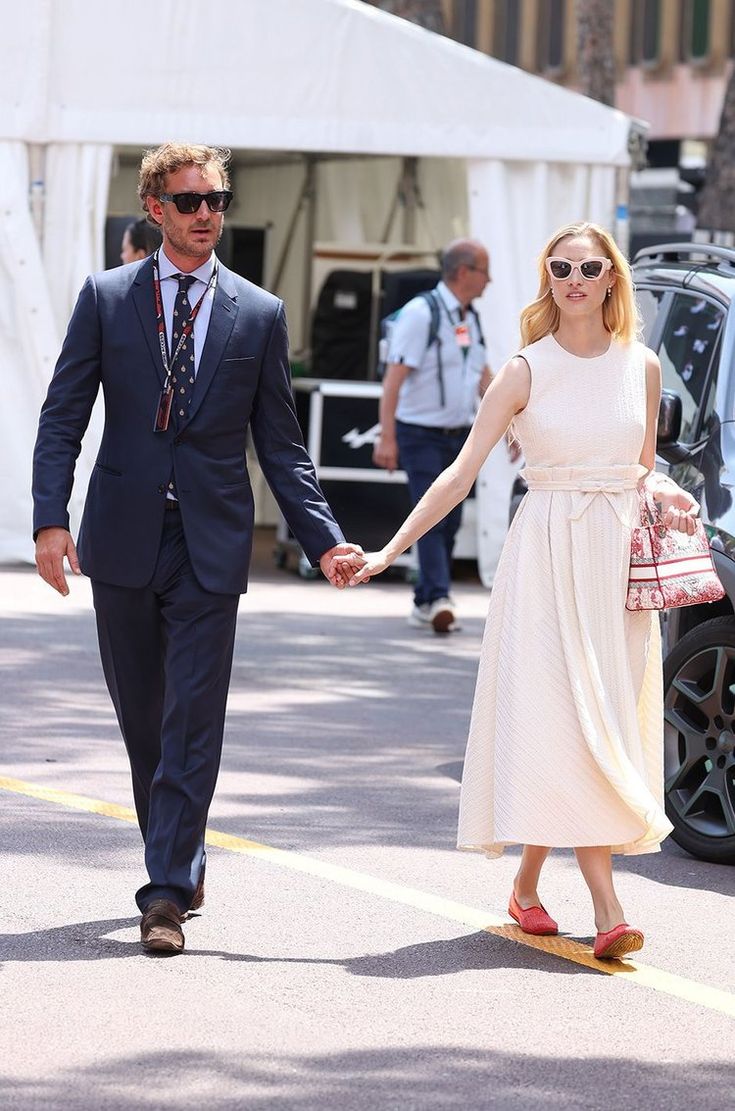 béatrice borromeo rend hommage à la légendaire ferrari rouge lors du grand prix, célébrant l'élégance et la puissance emblématique de la course automobile.