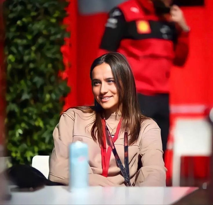 découvrez comment charles leclerc allie performance et élégance, explorant la beauté sous toutes ses formes dans le monde du sport automobile.