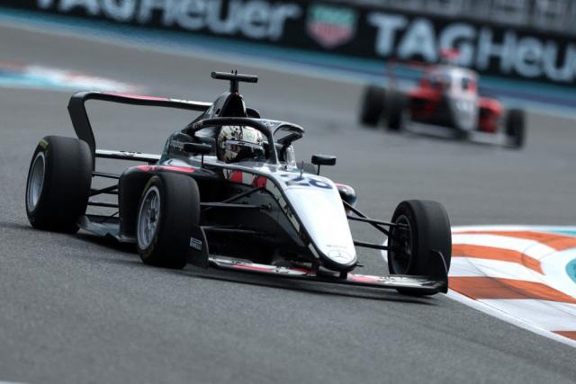 découvrez l'expérience unique de doriane pin au sein de l'équipe mercedes en formule 1, ses défis, ses réussites et son parcours inspirant.