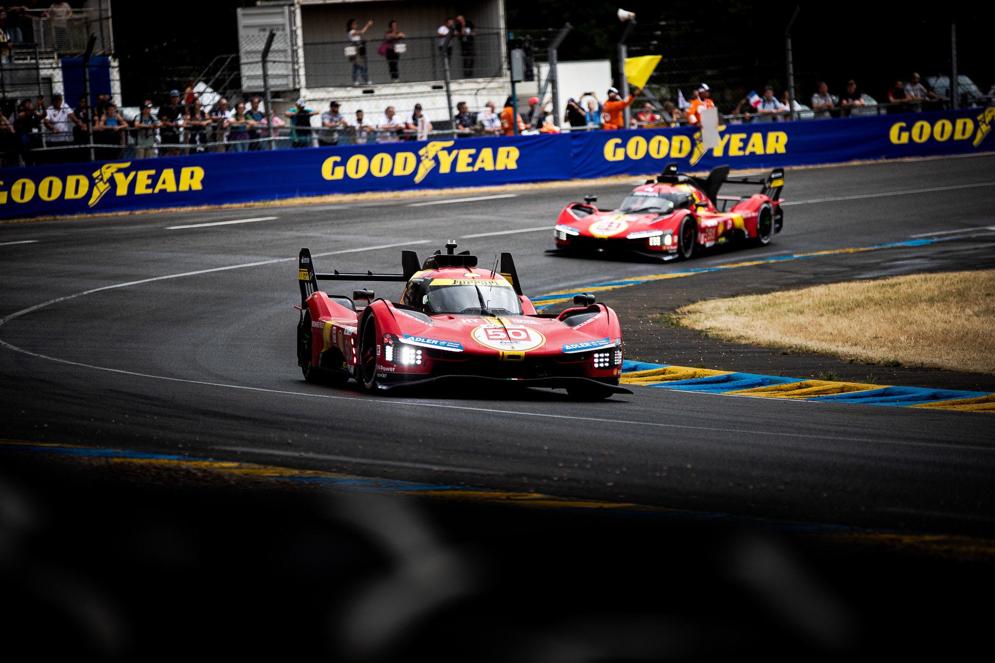découvrez comment ferrari a triomphé aux 24 heures du mans, une victoire emblématique qui célèbre la performance et l'endurance légendaires de la marque italienne.