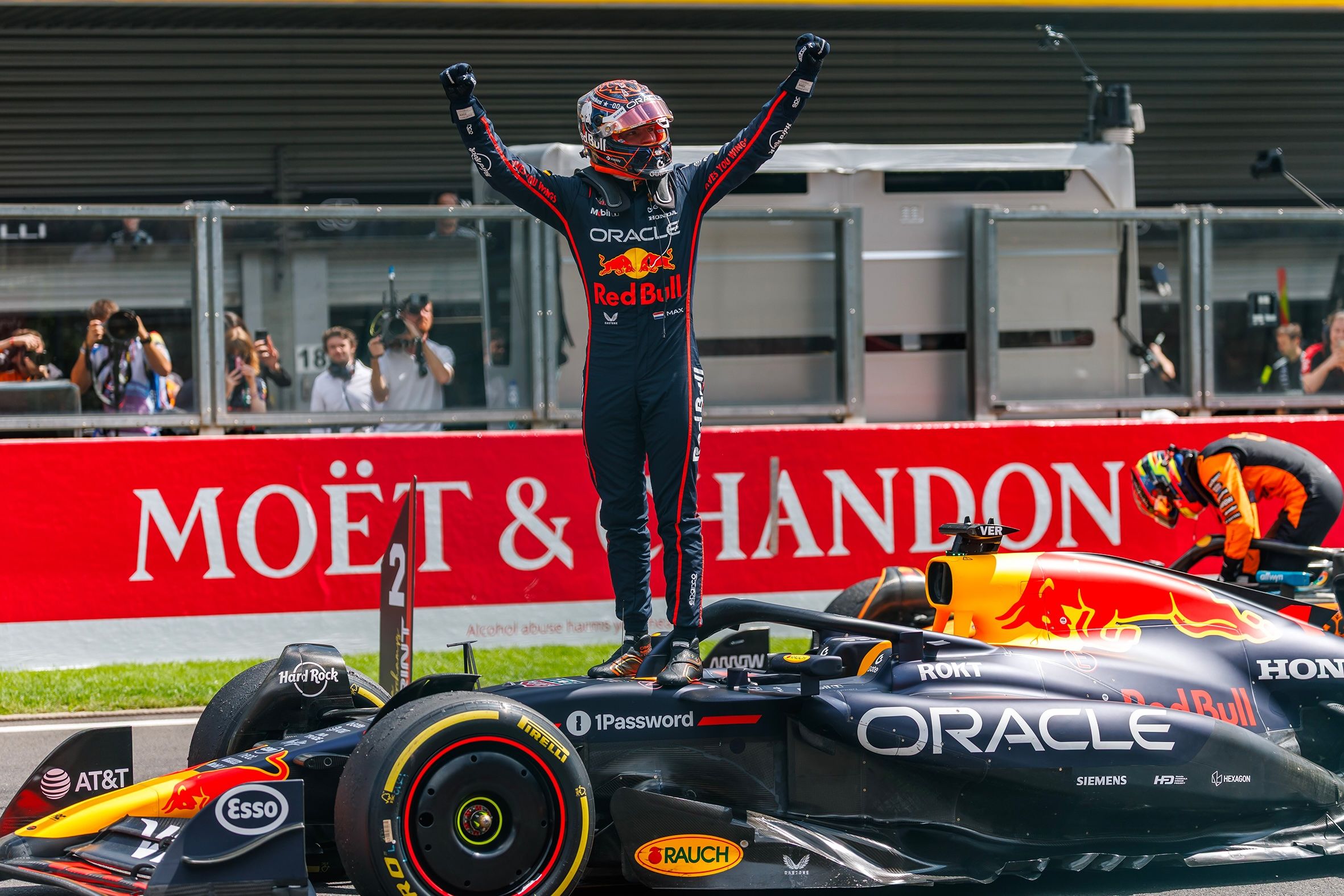 découvrez les temps forts et les coulisses de la formule 1 à la page 120, pour vivre pleinement l'univers passionnant de cette compétition automobile.