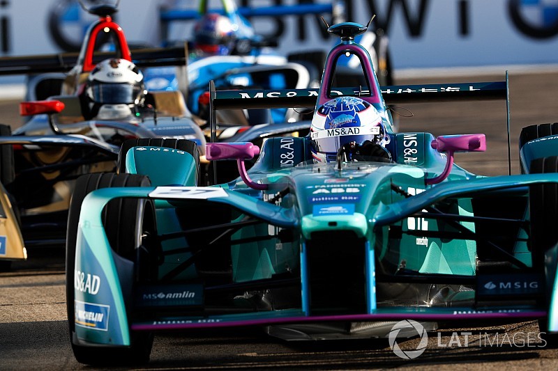 suivez la course cruciale de la formule e à berlin, où chaque pilote lutte pour la victoire dans une compétition électrique intense et décisive.